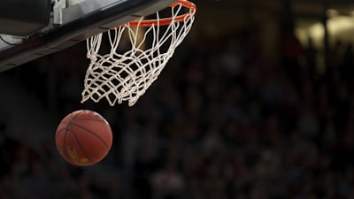 NBA篮球比赛，球员扣篮精彩瞬间